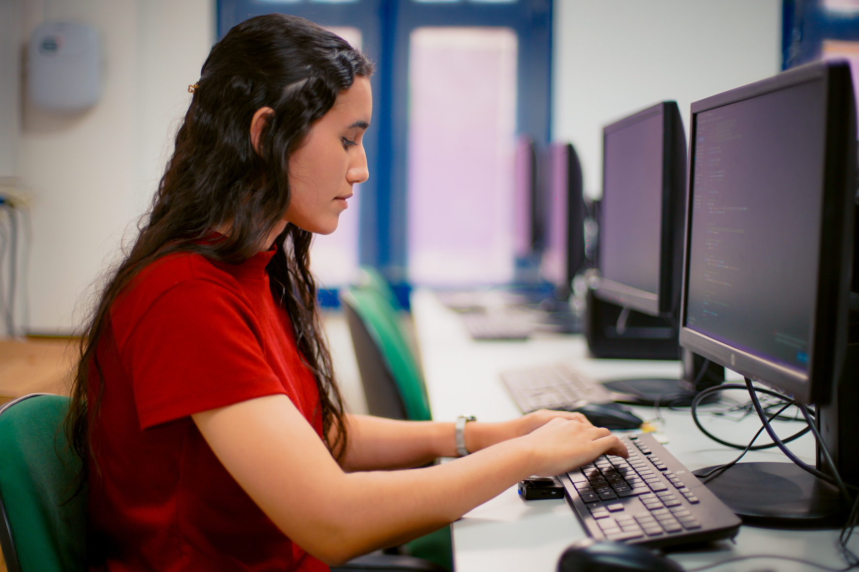 Aluna do curso mexendo em computador. 